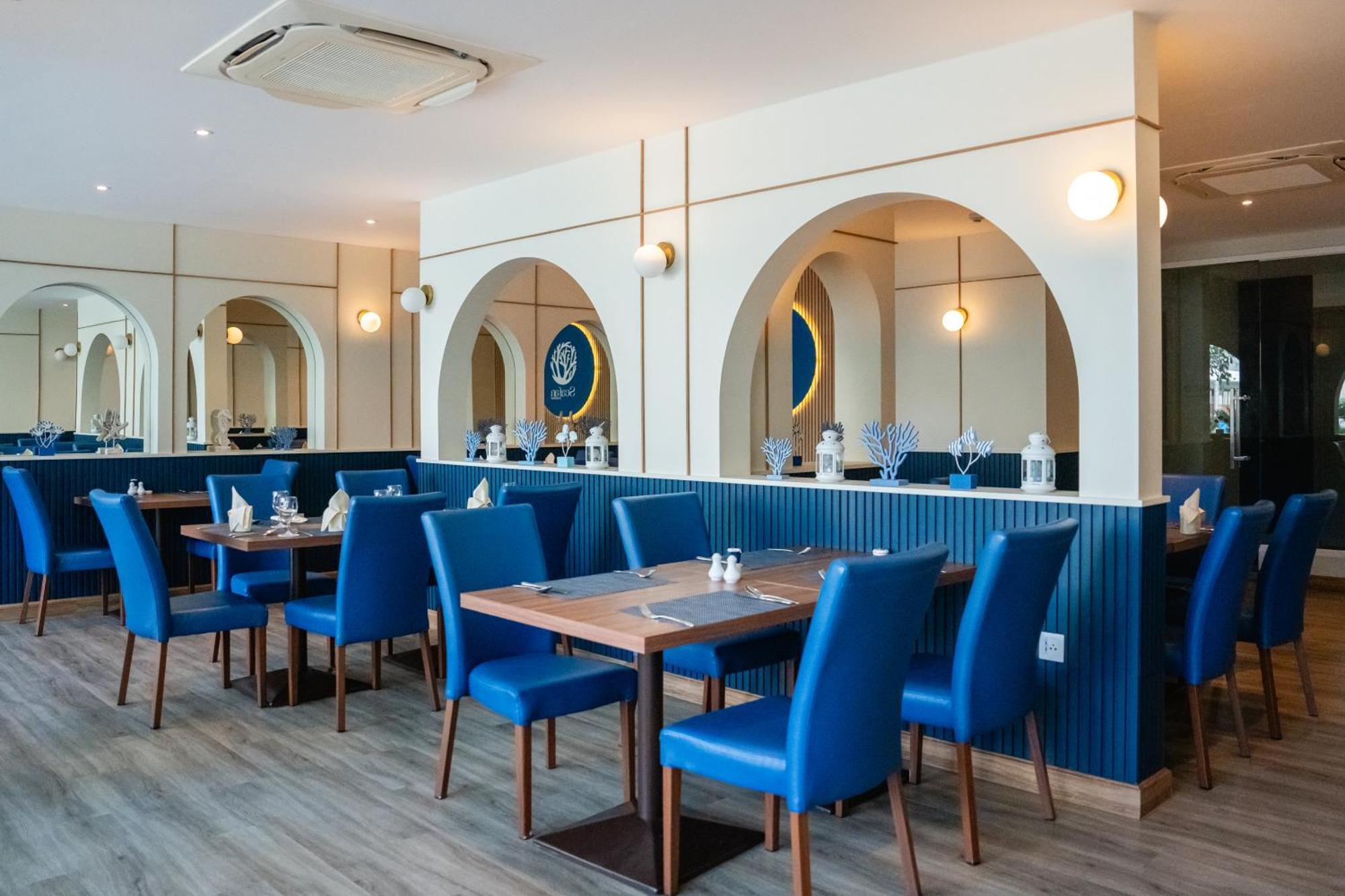 Seabed Grand Hotel Phuket - Sha Extra Plus Exterior foto The interior of the restaurant