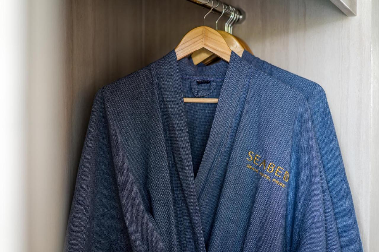 Seabed Grand Hotel Phuket - Sha Extra Plus Exterior foto A bathrobe